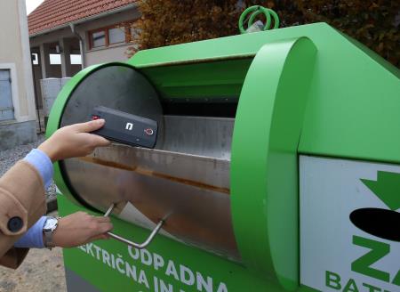 ZABOJNIK ZA ODPADNO ELEKTRIČNO IN ELEKTRONSKO ORODJE IN BATERIJE UNEC 03 FOTO LJUBO VUKELIČ